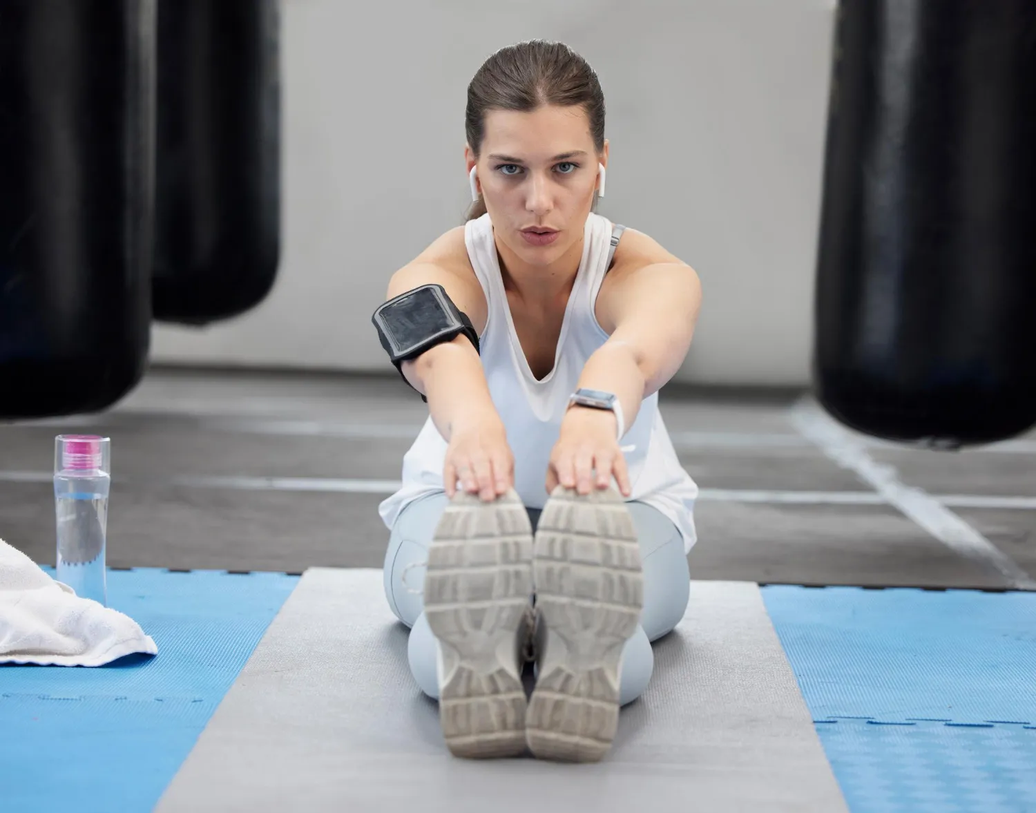 Beginner doing HIIT workout at home to burn fat fast