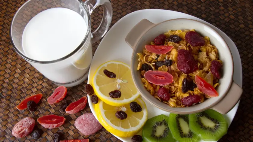 High-protein breakfast with avocado on whole grain toast, perfect for weight loss.