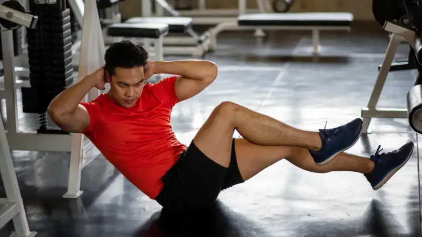 Man doing abs workout to strengthen core muscles with bodyweight exercises