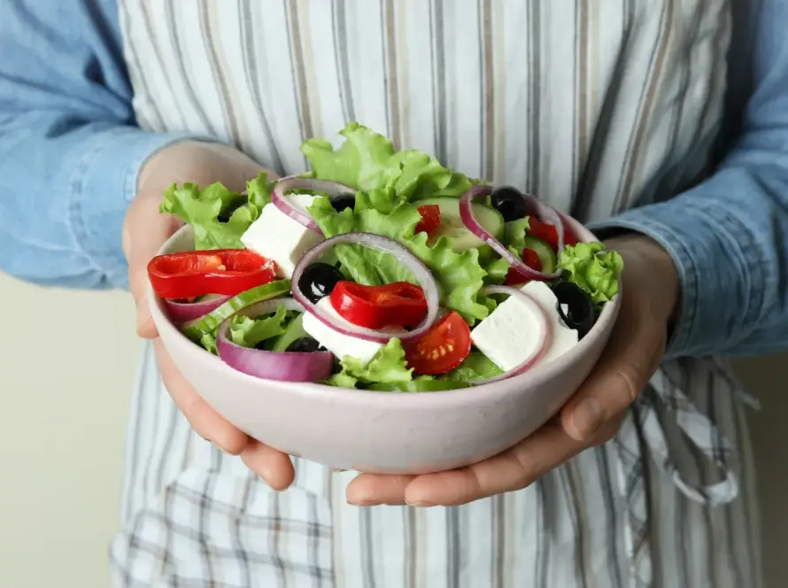 The concept of carb cycling for fat loss, featuring high-carb foods on one side and low-carb foods on the other