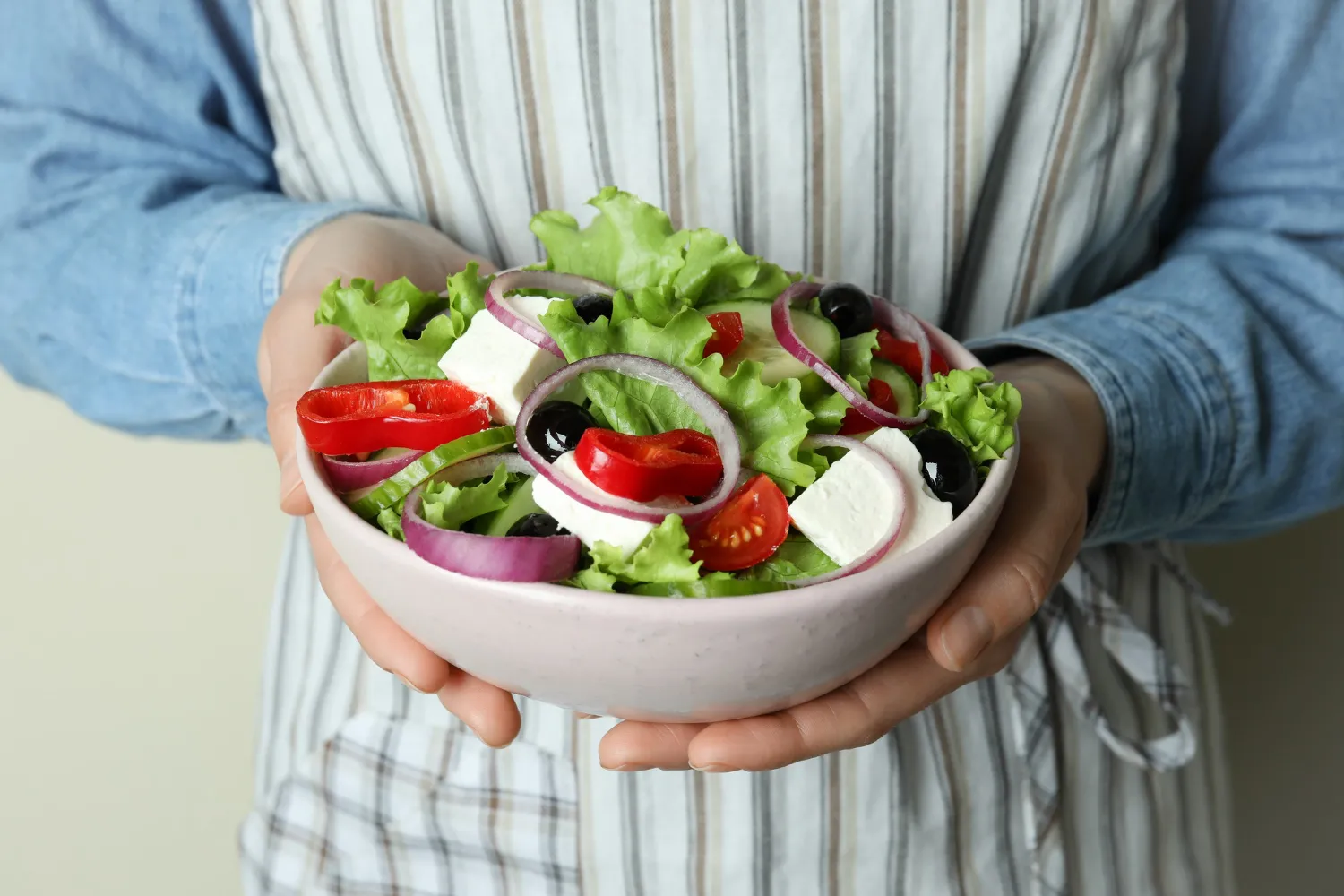 The concept of carb cycling for fat loss, featuring high-carb foods on one side and low-carb foods on the other