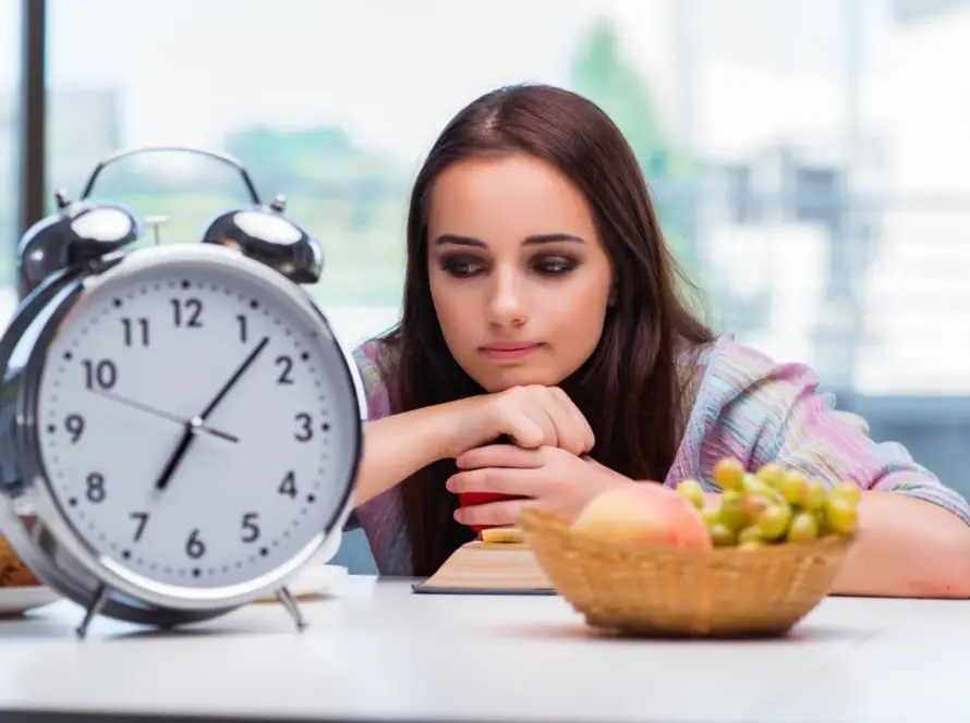 Intermittent fasting without feeling hungry explained with simple meal and fasting window visuals